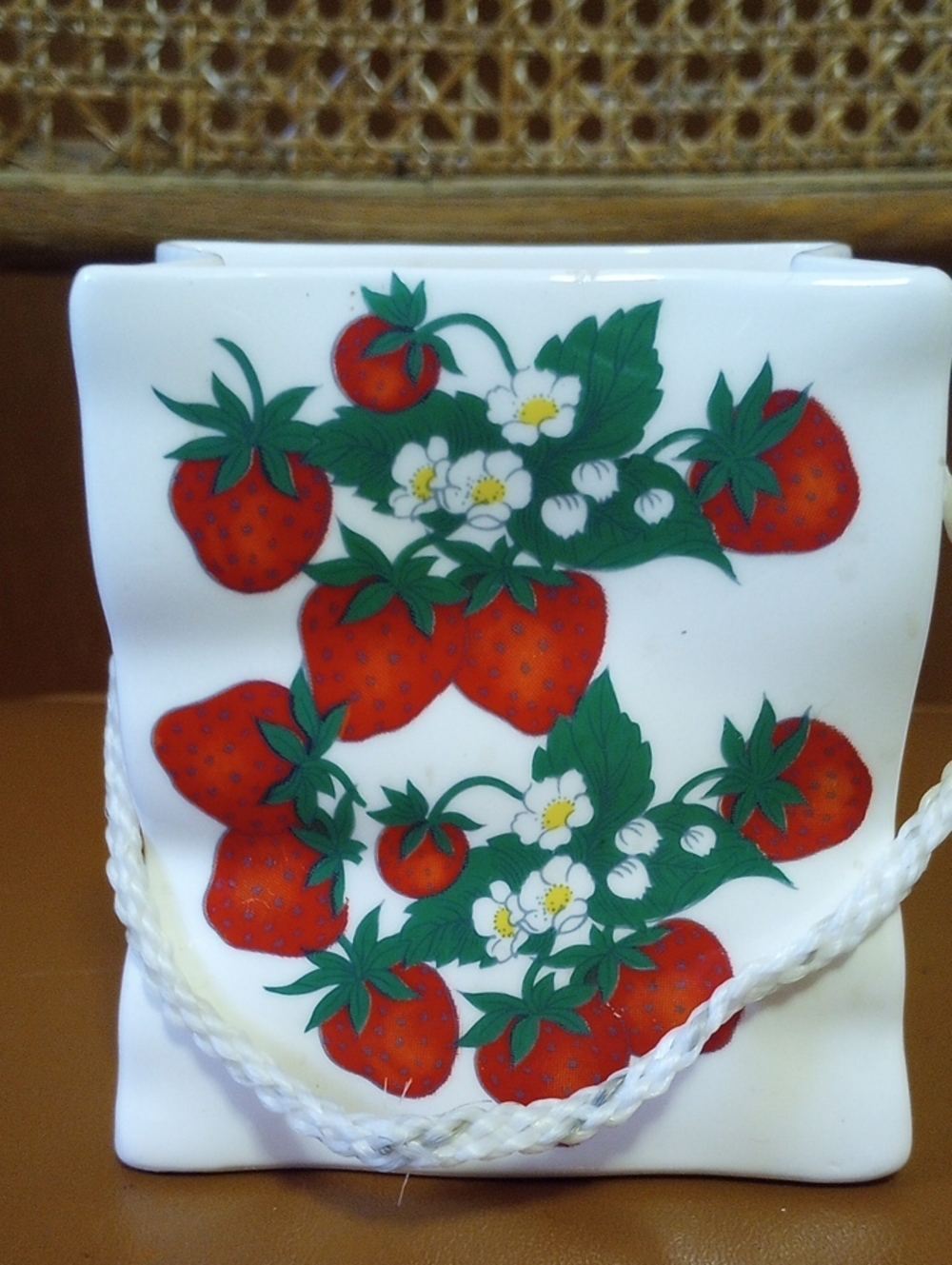 Vintage Ceramic Strawberry & Floral "Shopping Bag" Decor. White Red Green Yellow - Picture 4 of 7